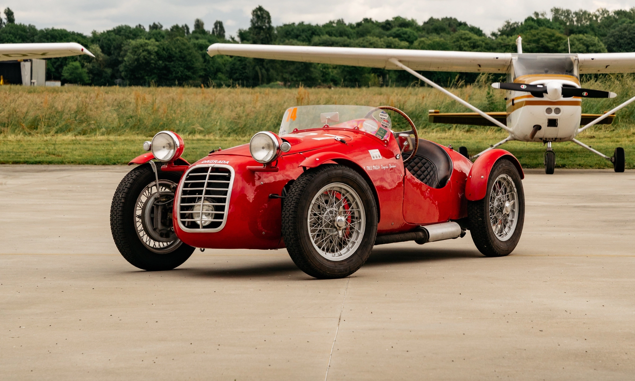 Čelična ptica u tijelu automobila