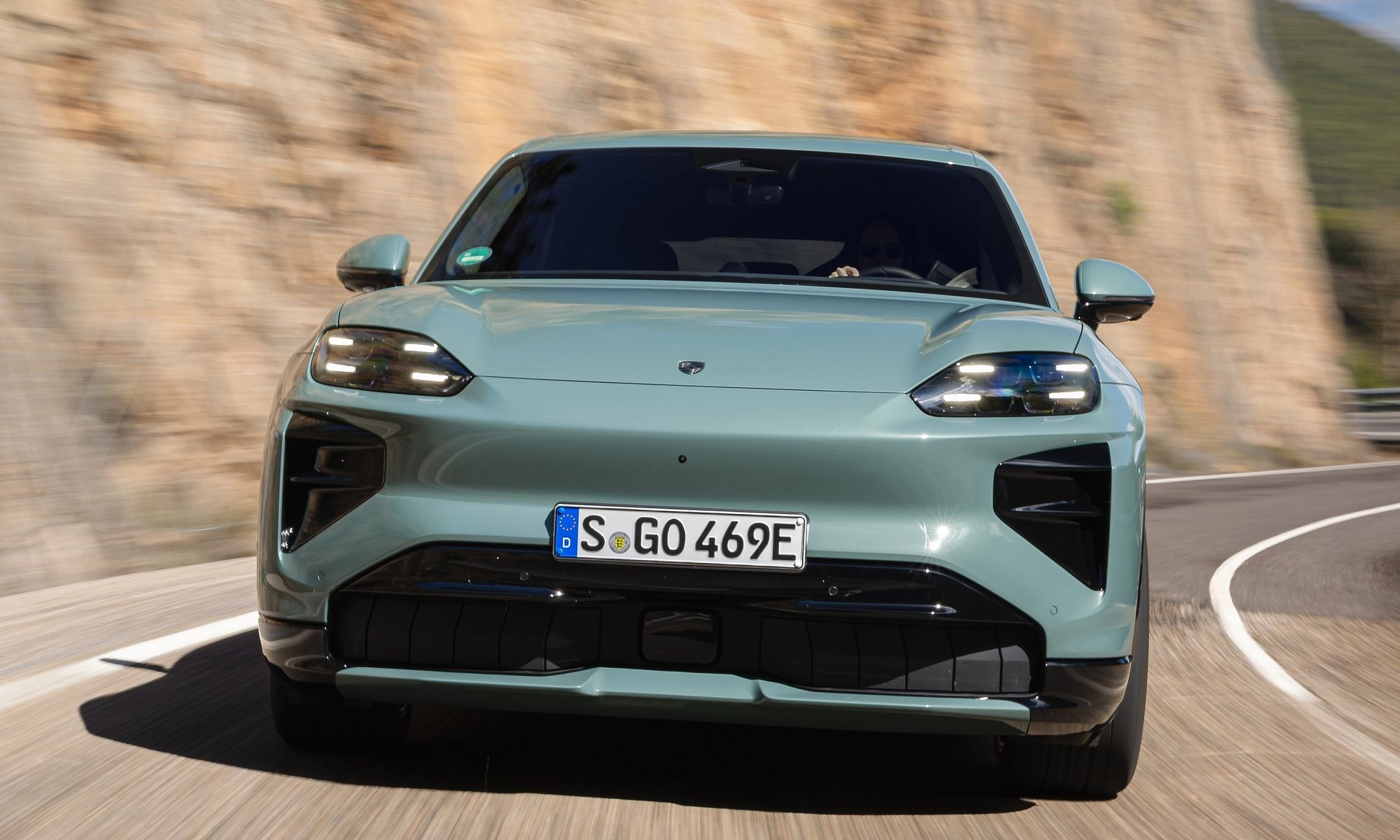 Porsche Cayenne Turbo Electric 2026 HD c4667a631c40f8183cafefb6f75af2c9f7c9e18ca