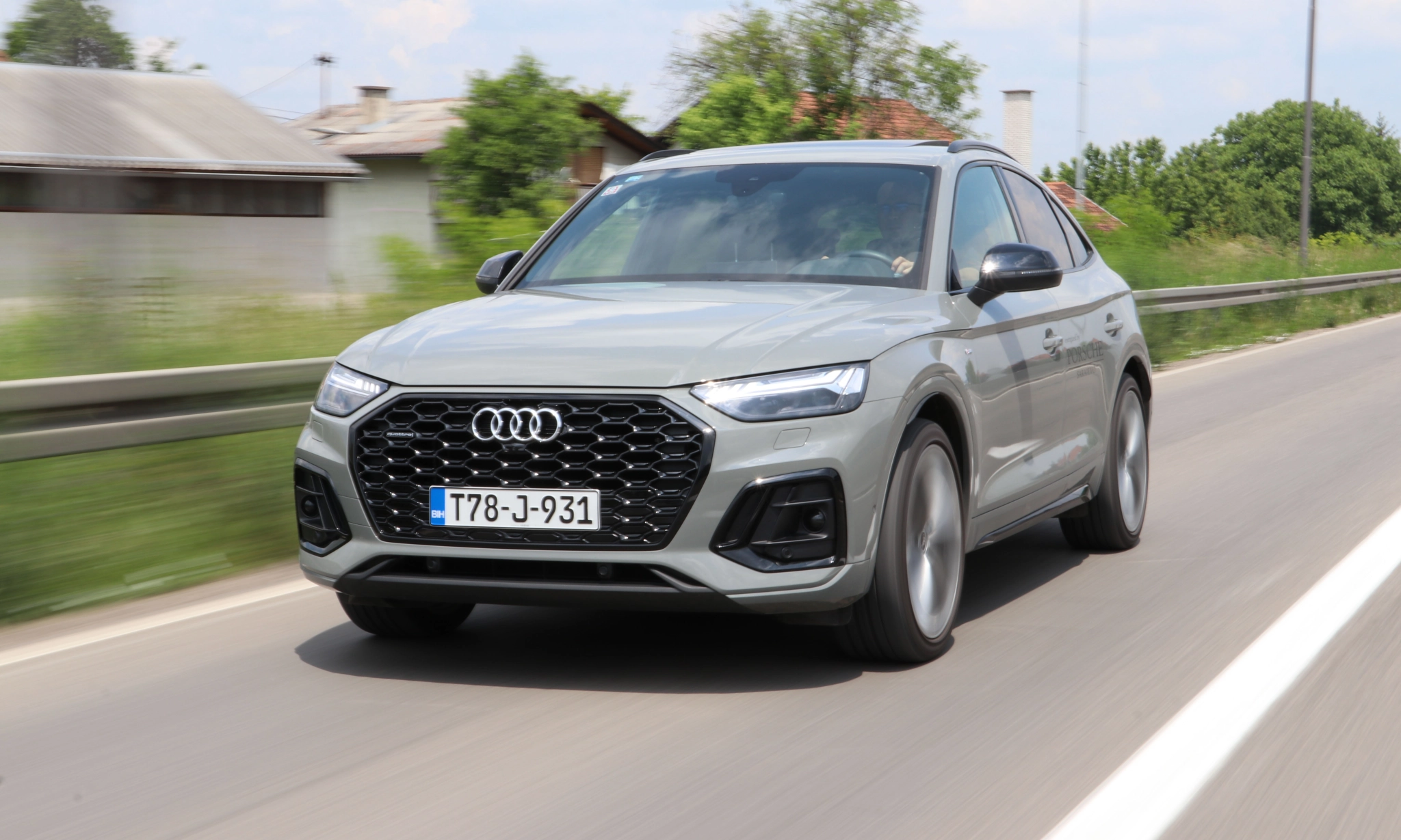 Premium SUV u modernom odijelu